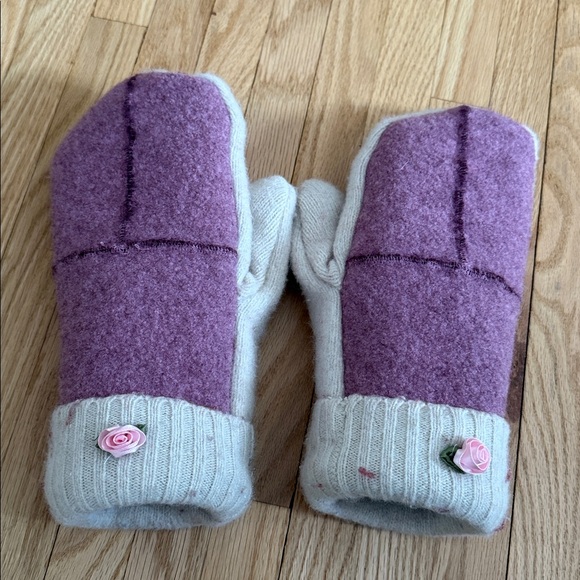 Cozy Pink and Cream Wool Mittens with Rose Detail - Picture 5 of 6